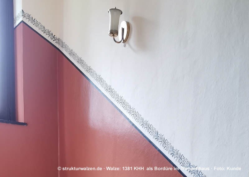 dark red plinth-with blue borduer-in the stairwel