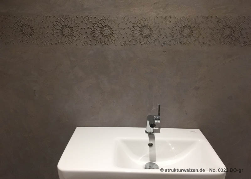 embossed border in bathroom